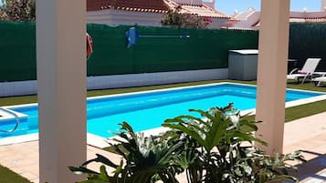 Ulkouima-allas, lÀmmitetty uima-allas, aurinkotuoleja