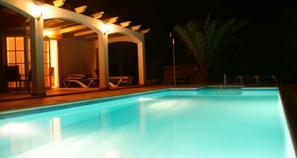 Rauhallinen poissa kotoa yksityisten lämmitetty uima-allas ja poreallas