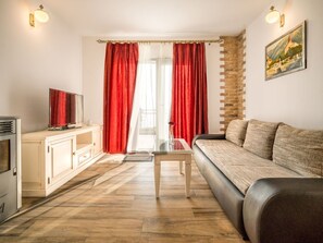 TV - Wonderful private villa for 4 guests with private pool, WIFI, A/C, TV, terrace and panoramic view (Makarska)