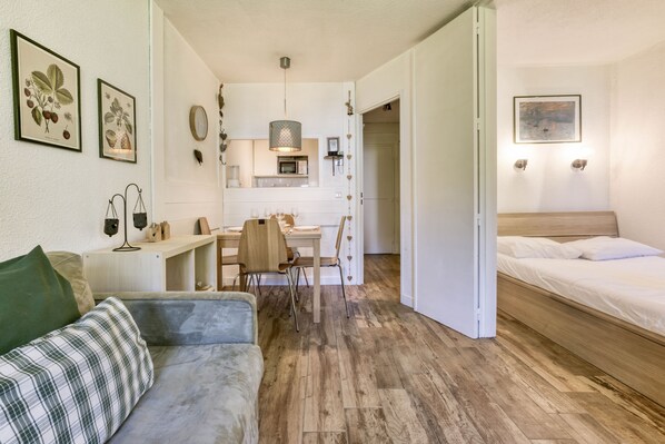 1 bedroom, iron/ironing board, Internet, bed sheets