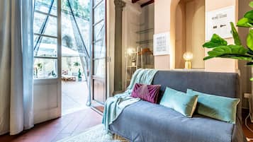 Wine Apartments Florence Vernaccia | Area soggiorno | Smart TV 80 cm con canali satellitari, TV