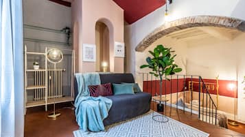 Wine Apartments Florence Vernaccia | Área de estar | Smart TV 80 cm com canais via satélite, TV