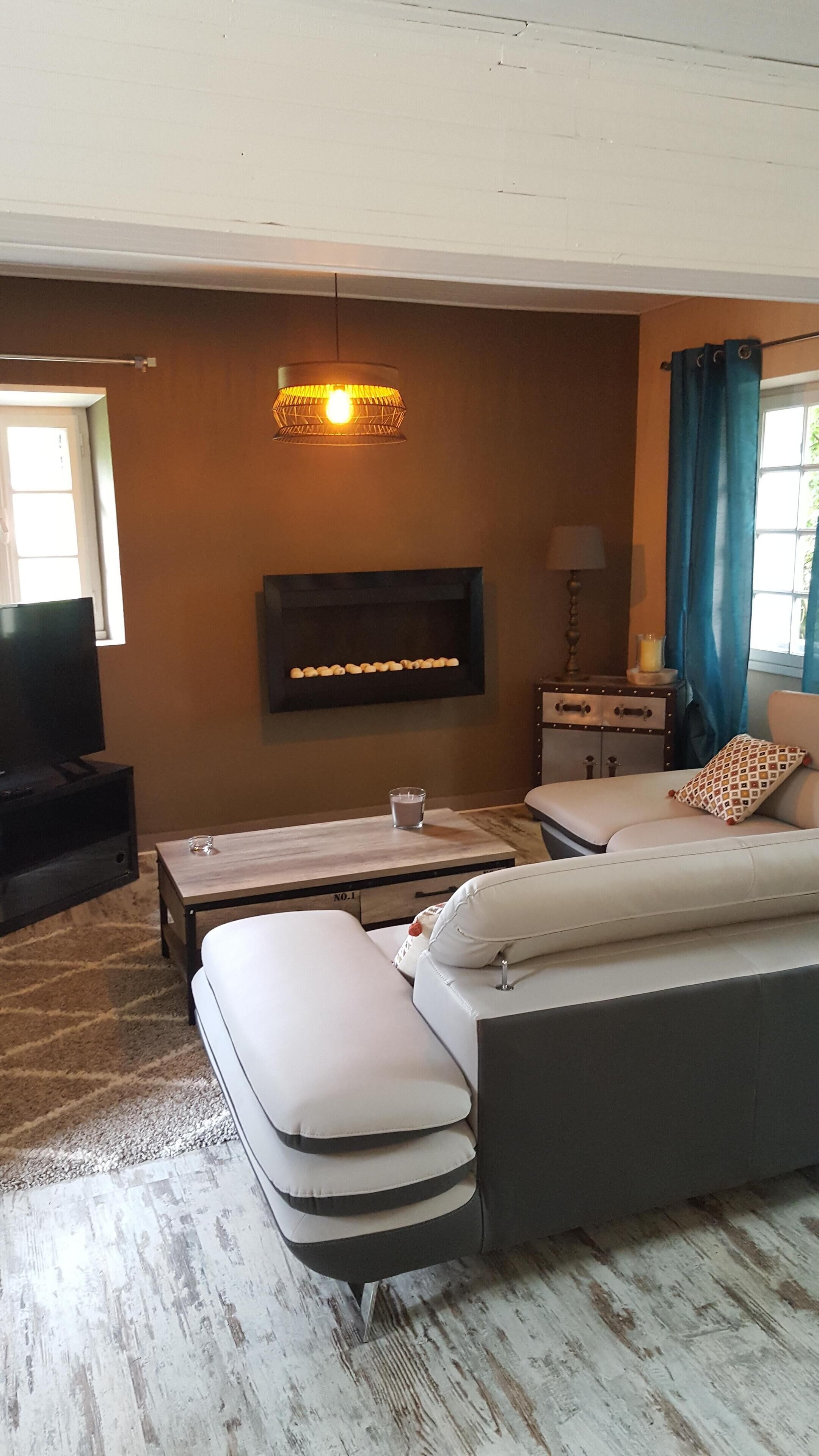 Pretty house with swimming pool in park raised with view on the peak of the montaigu