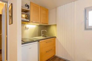 Réfrigérateur, micro-ondes, plaque de cuisson, cafetière/bouilloire