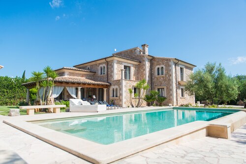 PREMIUM: GRAND AND ELEGANT VILLA