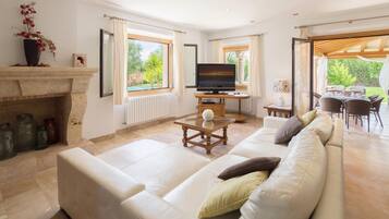 Smart-TV, DVD-spiller, bordtennis og bøker