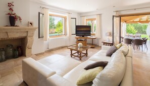 TV connectée, lecteur de DVD, table de tennis de table, livres