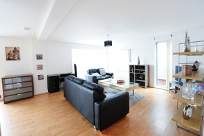 TV, Netflix, streaming services - Stunning Large 2 Bed City Centre Apartment in Chester (Chester)