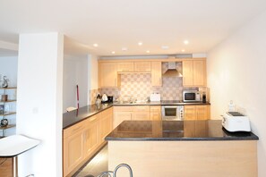 Geschirrspüler, Toaster, Esstisch