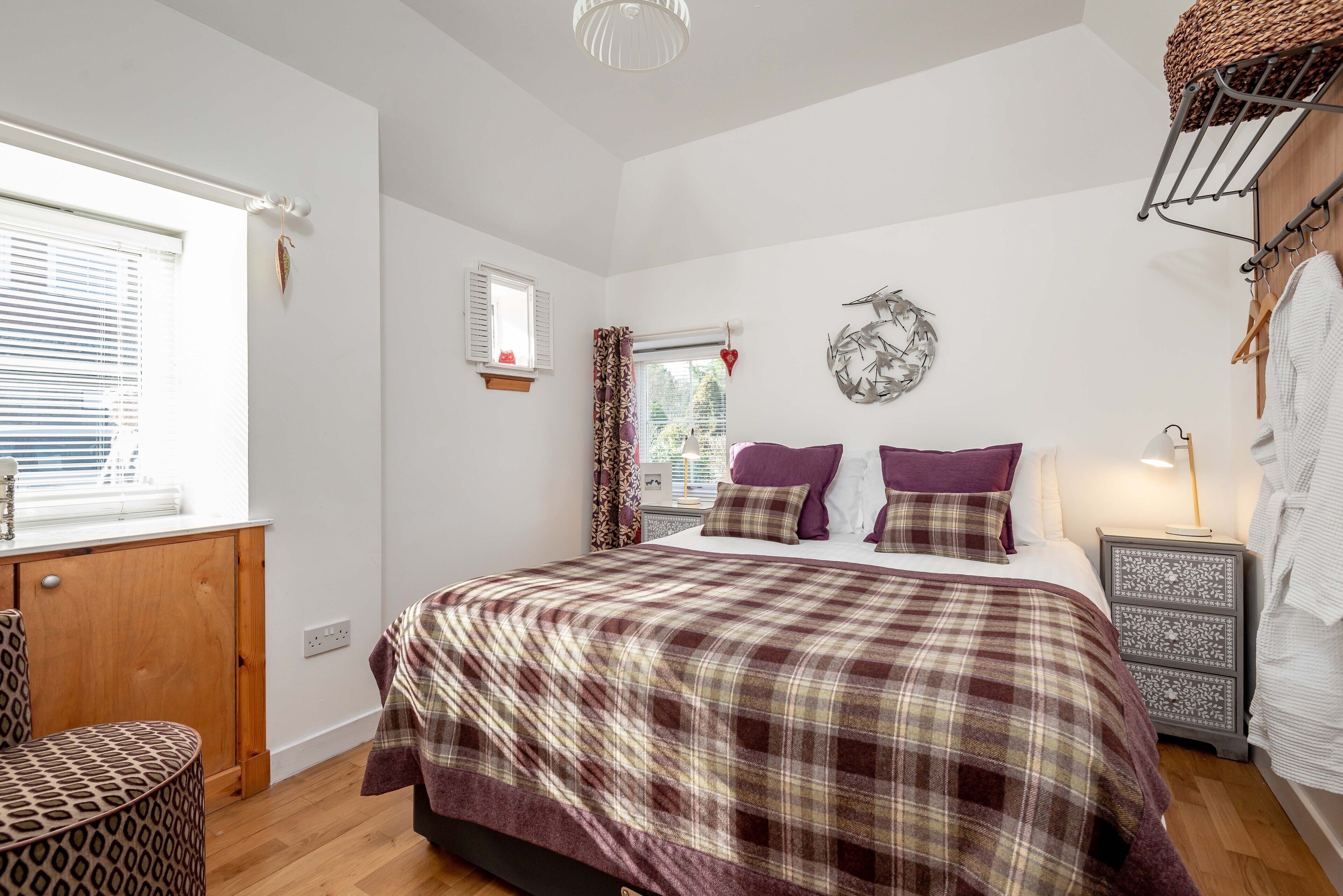 Gorgeous, romantic countryside bothy in courtyard with hot tub