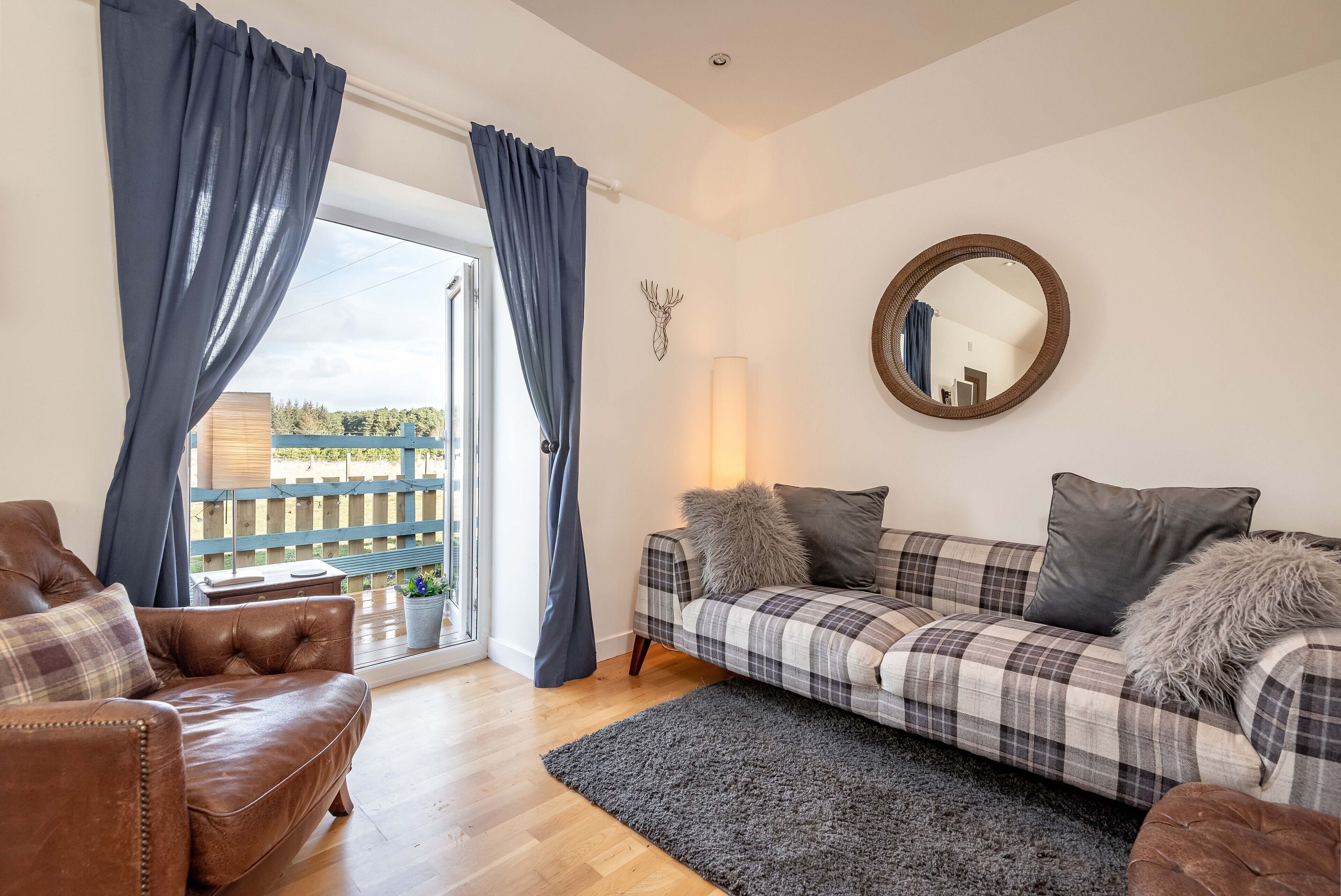 Gorgeous, romantic countryside bothy in courtyard with hot tub