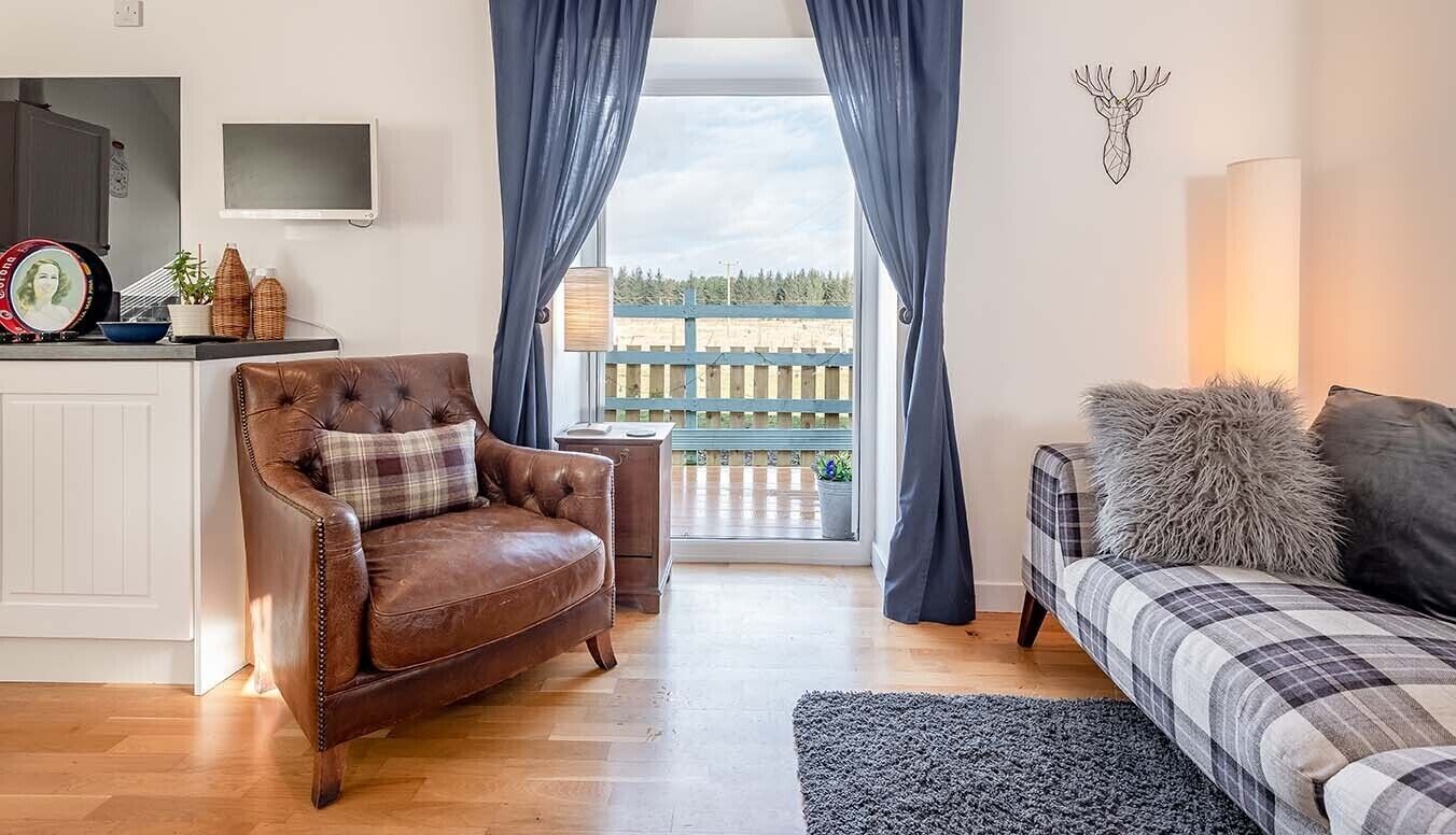 Gorgeous, romantic countryside bothy in courtyard with hot tub