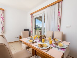 Dining - Cosy apartment for 4 guests with WIFI, A/C, pool, TV, terrace and pets allowed (Senj)