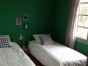 3 slaapkamers, een strijkplank/strijkijzer, reisbedje, gratis wifi