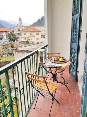 Outdoor dining - Picturesque vacation home, spacious and relaxing for families, friends and pets! (Pieve di Teco)