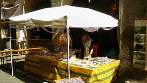 Outdoor dining - Picturesque vacation home, spacious and relaxing for families, friends and pets! (Pieve di Teco)