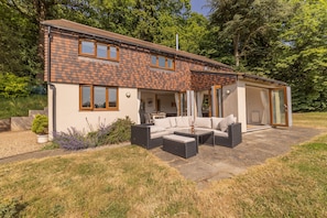 Terrace/patio - Holly Cottage - Tranquil luxury country cottage in the Surrey Hills (Ewhurst)