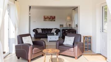 Smart TV, DVD player, table football, ping pong