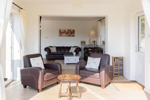 TV connectée, lecteur de DVD, baby-foot, table de tennis de table