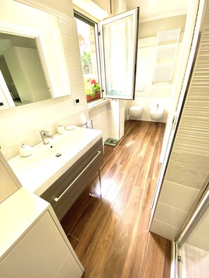Douche, sèche-cheveux, bidet, serviettes fournies