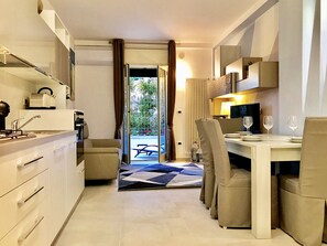 Fridge, microwave, oven, stovetop - "MOTTOLA APARTMENT" GROUND FLOOR VILLA WITH TERRACE AT 200 MT FROM THE SEA (TROPEA)