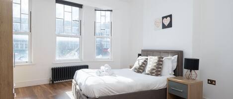 2 عدّة غرف نوم وسرير سفر وواي فاي وملاءات أسرّة