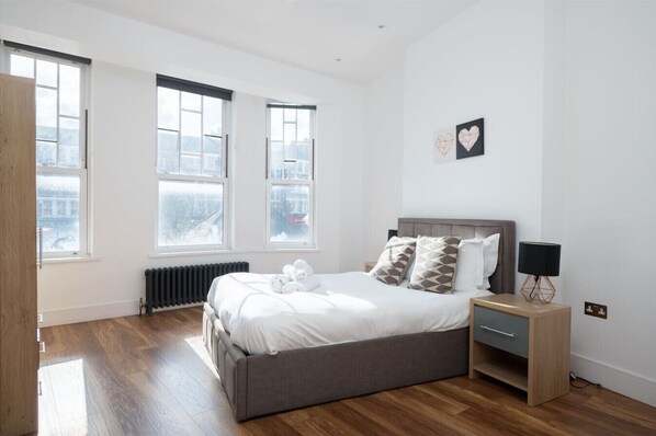 2 bedrooms, travel cot, WiFi, bed sheets - Stunning London Home - Newly furnished (MHB352) (London)