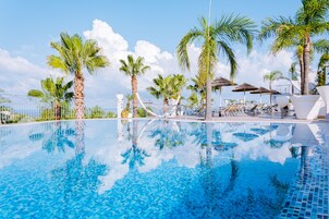 Piscina stagionale all'aperto, lettini