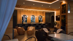 Een modern interieur met een receptiebalie, zithoek en houten details.