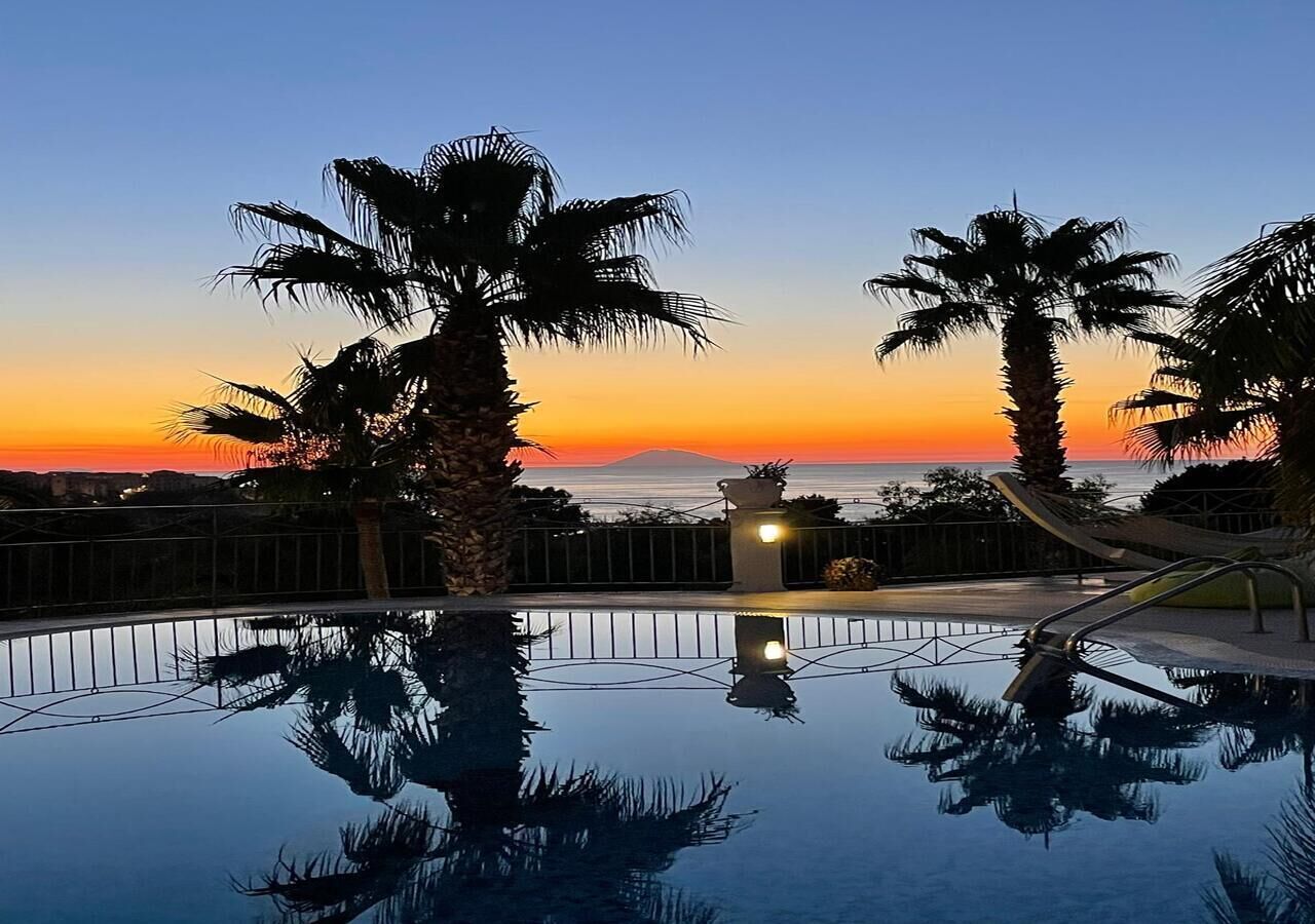 Piscine extérieure (ouverte en saison), chaises longues