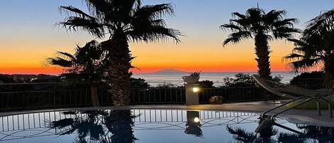 Piscine extérieure (ouverte en saison), chaises longues