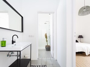Douche, sèche-cheveux, serviettes fournies