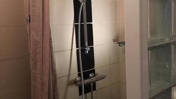 Een douche, een haardroger, handdoeken, zeep