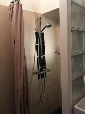 Shower, hair dryer, towels, soap - Paris 20 Pere Lachaise: VERY QUIET STUDIO WITH A TERRACE (Paris)