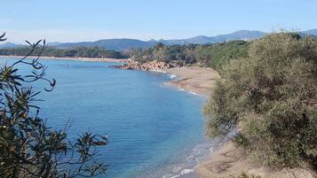 Una spiaggia nelle vicinanze