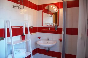 Een douche, een haardroger, een bidet, handdoeken