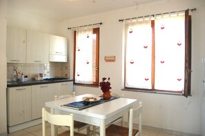 Fridge, stovetop, coffee/tea maker, high chair