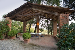 Outdoor dining - XII century farmhouse on the hills above Lucca with chef. Only local food. (valgiano)