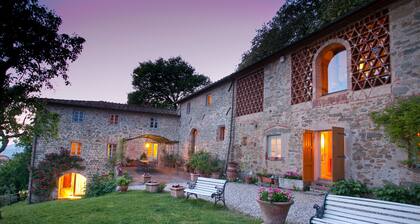 XII luvun huvila Luccan yläpuolella sijaitsevilla kukkuloilla kokin kanssa, keittotunti, viininmaistaja