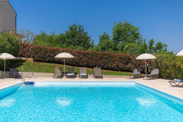 Wasser, Pflanze, Himmel, Eigentum, Schwimmbad, Blau, Gebäude, Schatten, Baum, Regenschirm