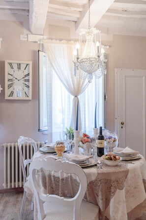 Dining - Convenient Home close to Train Station and Parking (Lucca)