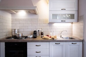 Fridge, microwave, oven, coffee/tea maker - Convenient Home close to Train Station and Parking (Lucca)