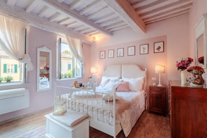 1 bedroom, iron/ironing board, free WiFi, bed sheets - Convenient Home close to Train Station and Parking (Lucca)