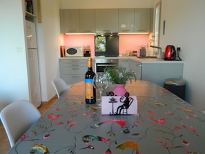 Køleskab, mikrobølgeovn, ovn, kogeplade