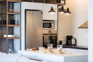 Réfrigérateur, micro-ondes, four, plaque de cuisson