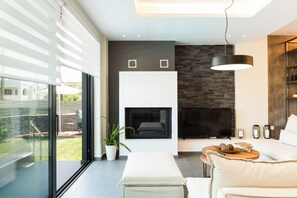 TV connectée, cheminée, console de jeux vidéo, table de tennis de table