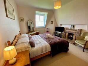 3 bedrooms, desk, iron/ironing board, travel cot