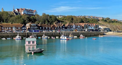 Kattohuoneisto parvekkeella, jolta on panoraamanäköala merelle.