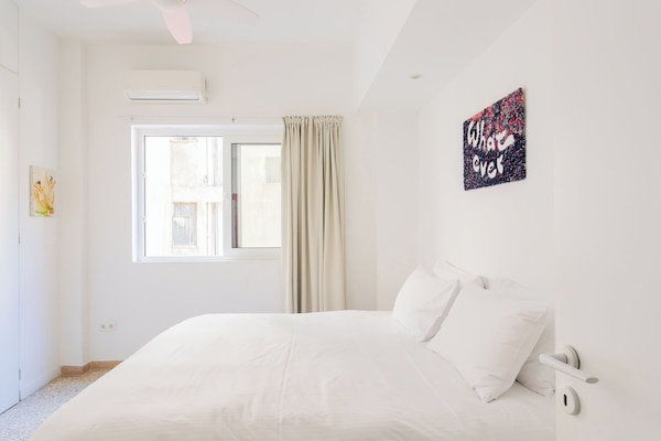 Bedroom with king size bed (can be set up as 2 singles)