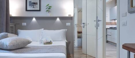 2 chambres, bureau, fer et planche à repasser, lit de bébé portatif